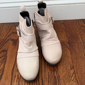 Women's Linen Leather  Miz Mooz Ankle Boots with Buckle Suzy
Sz 9 Wide